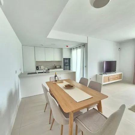 Happy Travel Lomas Daisy Higueron 丰希罗拉