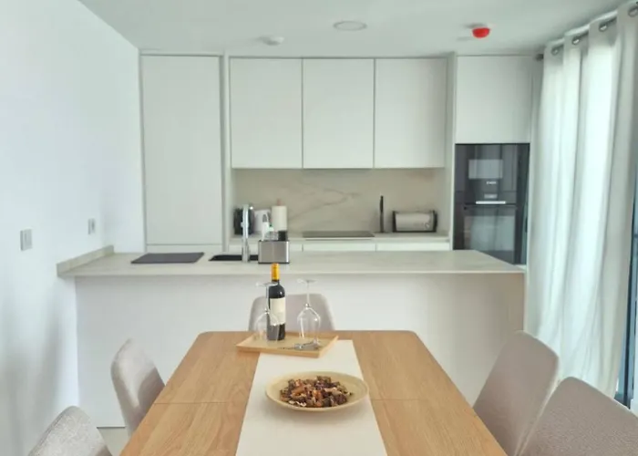 Happy Travel Lomas Daisy Higueron