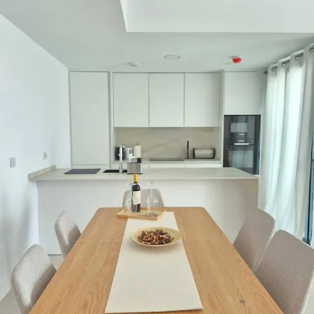 Happy Travel Lomas Daisy Higueron